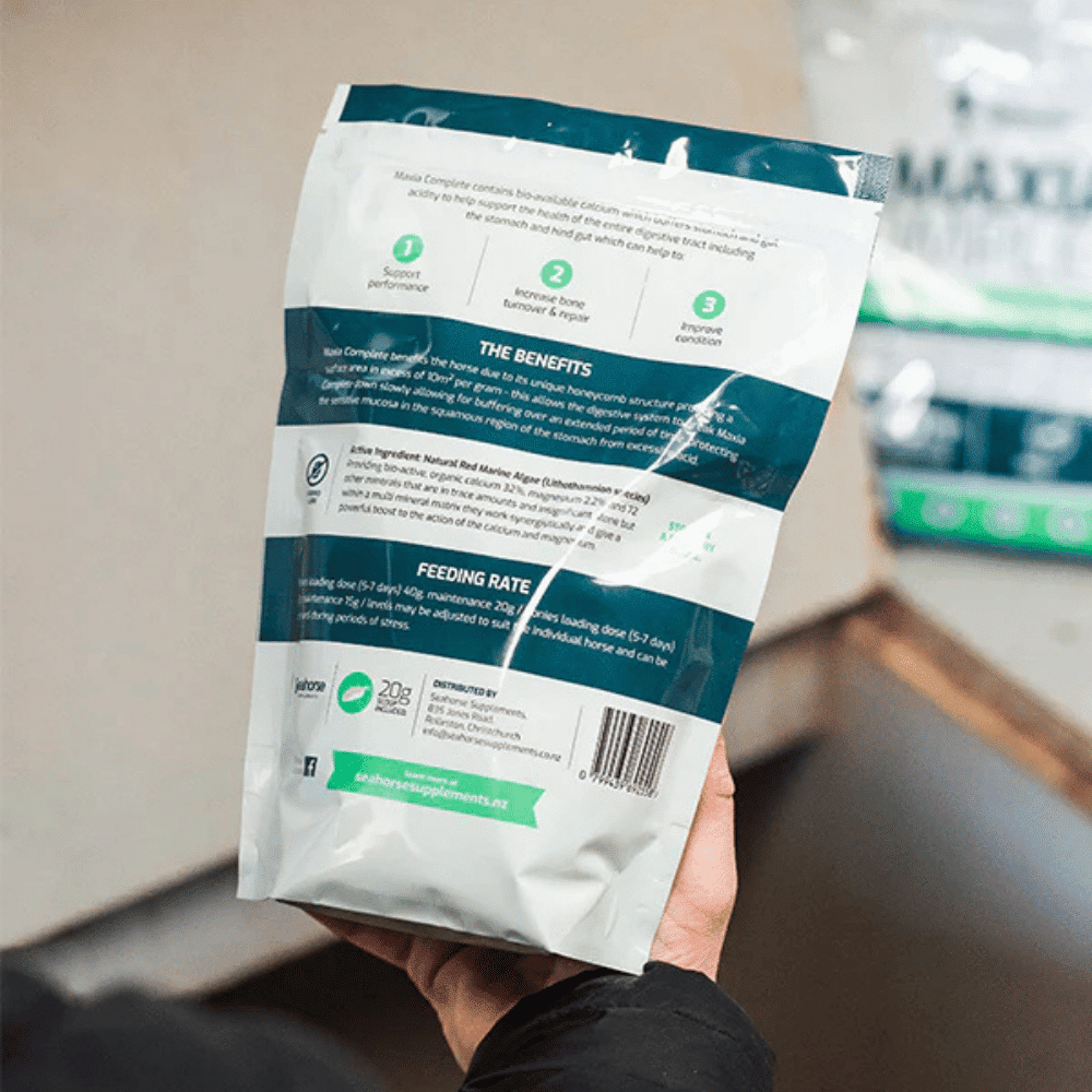maxia-complete-in-hand-back maxia complete 1kg